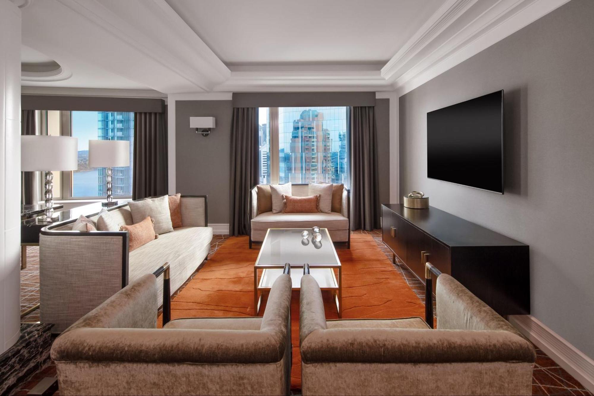 Brisbane Marriott Hotel Ngoại thất bức ảnh A living room in a suite at the Mandarin Oriental, New York
